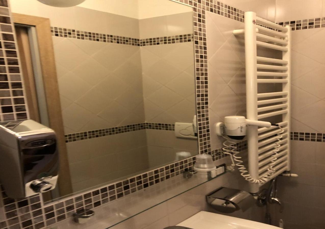 Elide Hotel